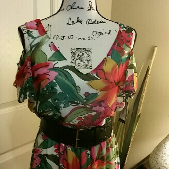 Beautiful Floral maxi dress - Picture 2 of 5